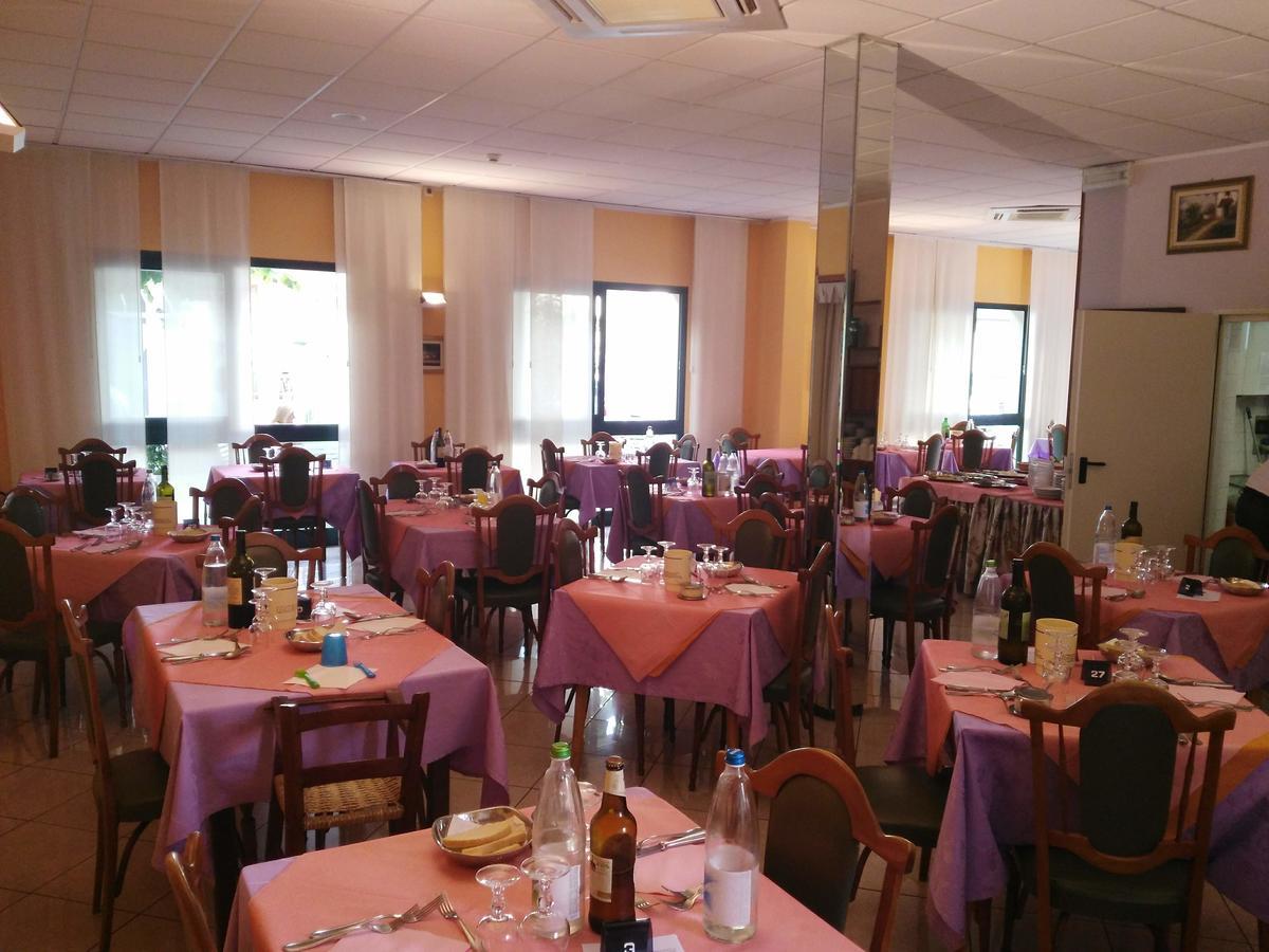 Hotel Marittimo Rimini Bagian luar foto
